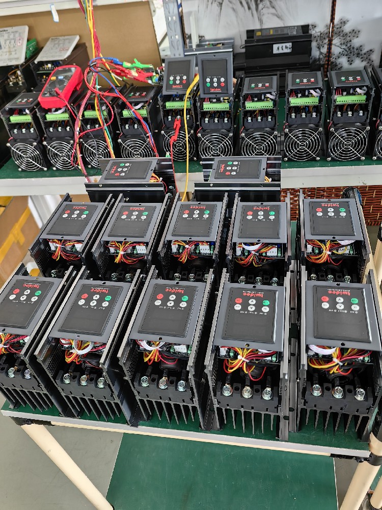 在工业加热应用中，，，，电力调解器怎样包管加热温度的稳固性？？？？？？