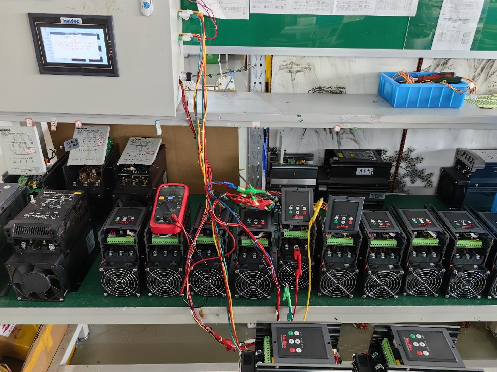 在修建能源治理领域，，，，，，，电力调解器怎样配合智能照明系统实现最大化节能？？？？？？